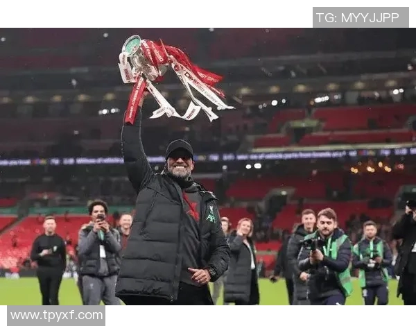 曼联与曼城激战正酣直播洗脚服务让球迷尽享舒适体验