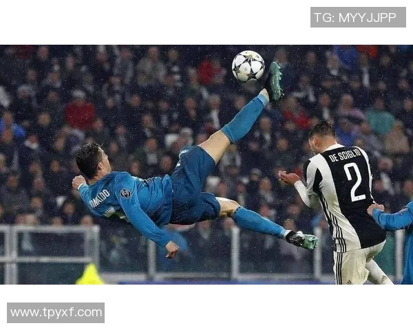 欧冠赛场惊现奇葩时刻球迷闯入抢夺C罗珍贵球衣